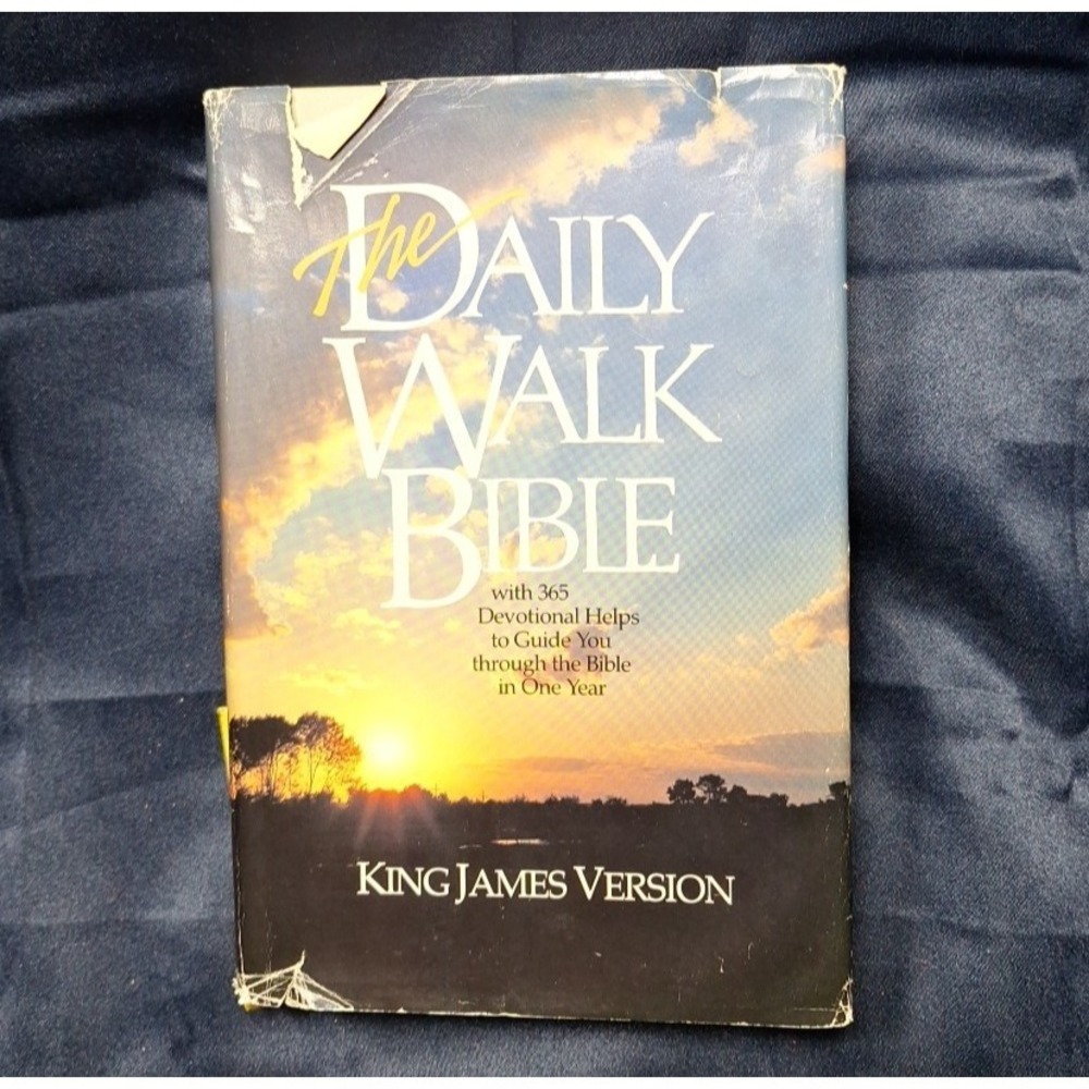 THE DAILY WALK BIBLE‎ KJV Tyndale Hardcover 365 Day Bible Great Condition Inside